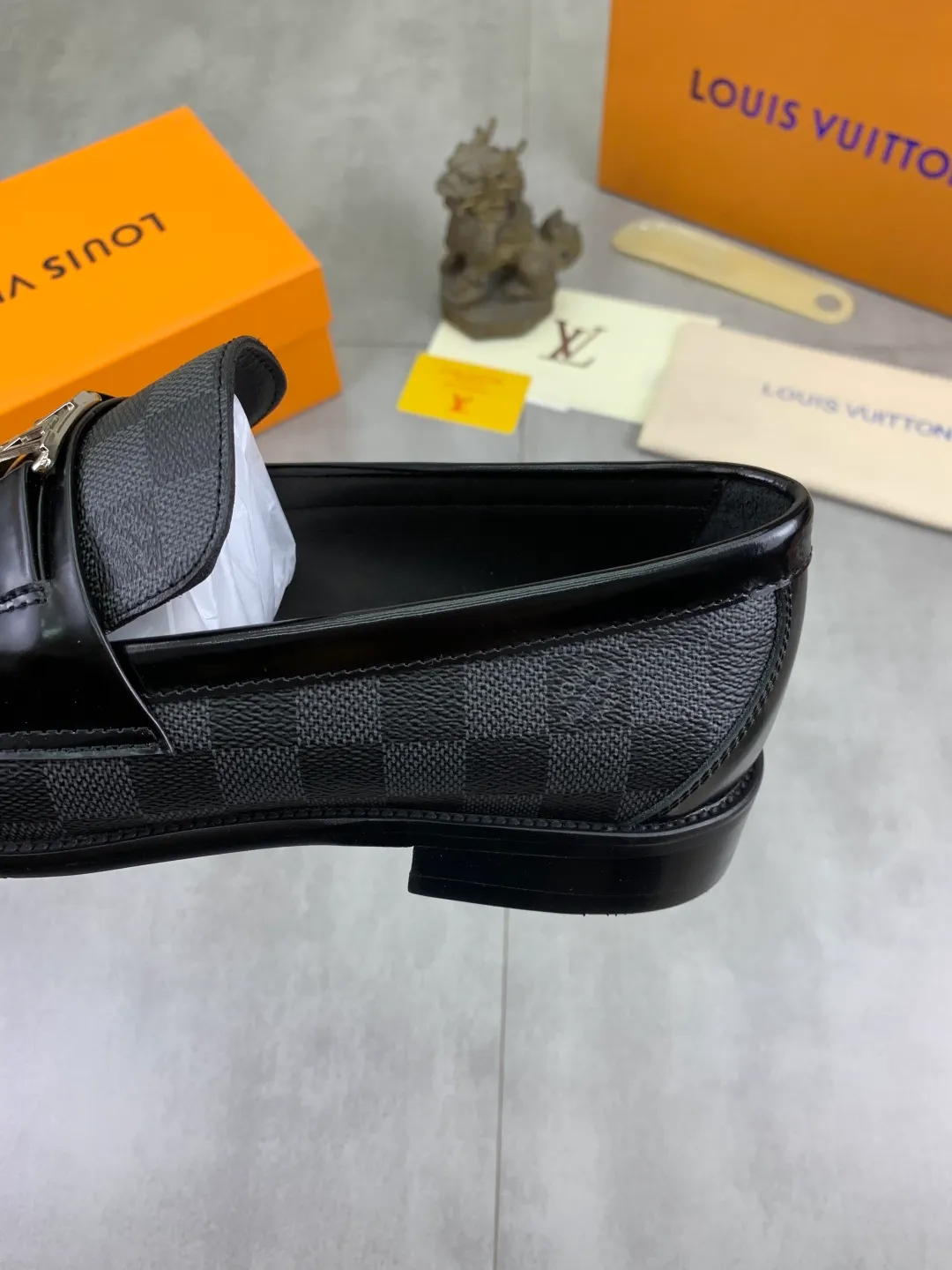 Men's men's shoes 💰P520 New style 💶[LOUIS VUITTON] Water-dyed Niuli Original order New style 🍀LV Louis Vuitton *——Top version of LV classic leather shoes! Made of imported original calfskin, original leather side strips and wear-resistant high-end rubber outsole! High quality products! Color: Black optional Size: 39-44 (45 customized)